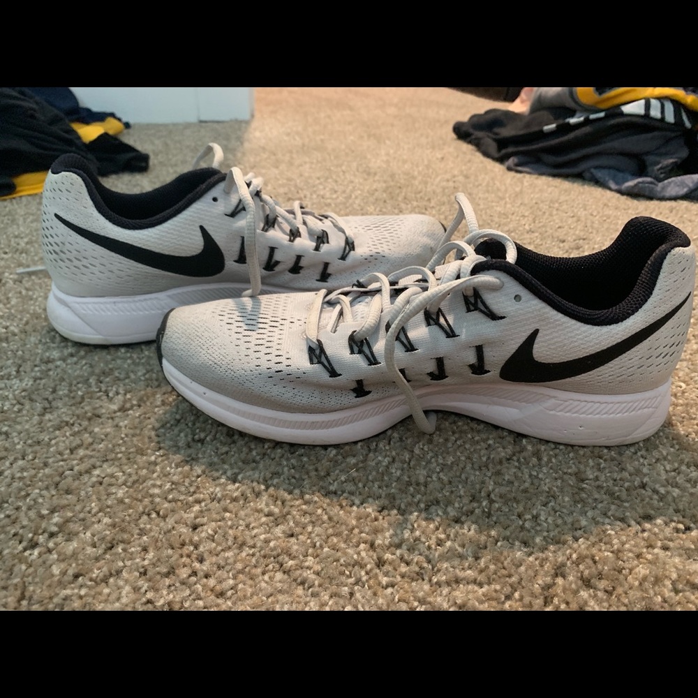 Nike Tennis Shoes - excellent condition 💕